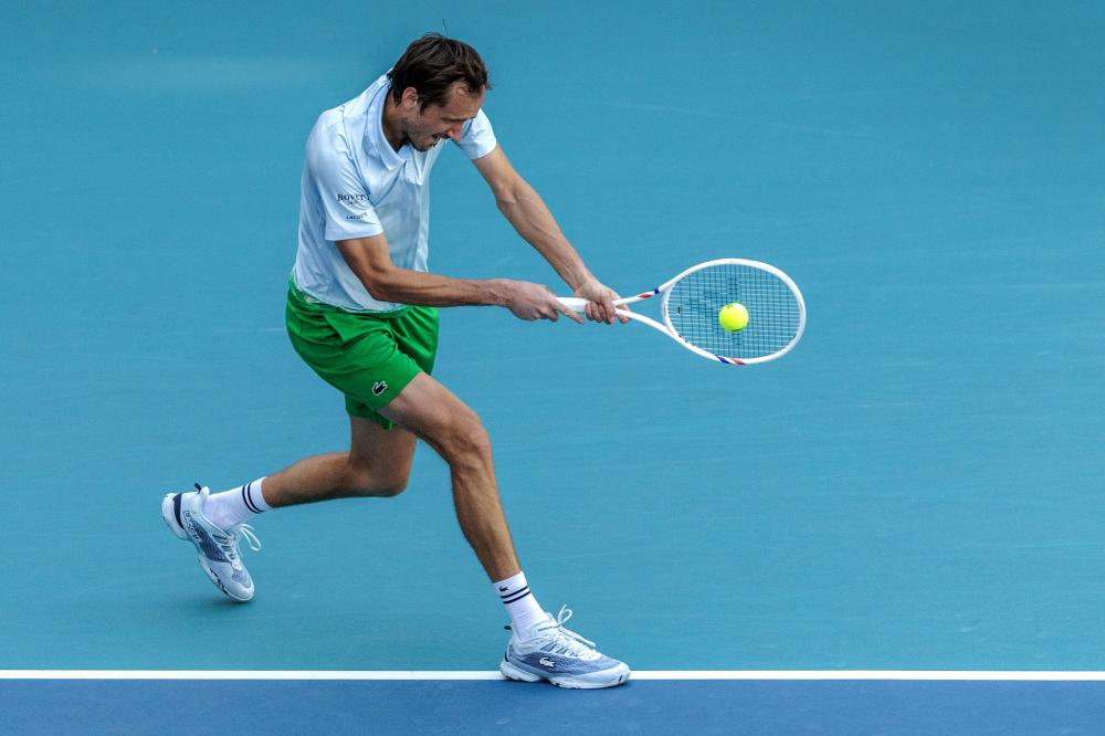 误判，意丁联赛中皮球从边网打进，裁判判罚进球有效